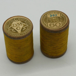 フランスアンティークDMCミニ木製コットン糸巻き2個セット（イエロー） 2枚目の画像