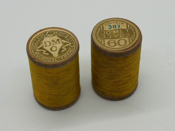 フランスアンティークDMCミニ木製コットン糸巻き2個セット（イエロー） 2枚目の画像