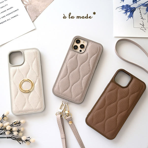 PRADA iPhone15 ケース 黒 キルティングレザー たわい PRADA iPhone15 ケース 黒 キルティングレザー たわい