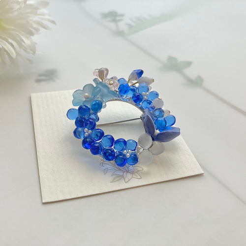 青花のブローチ〜⁂ ガラス フォーマル ビーズ 青 透明感 花 しずく 