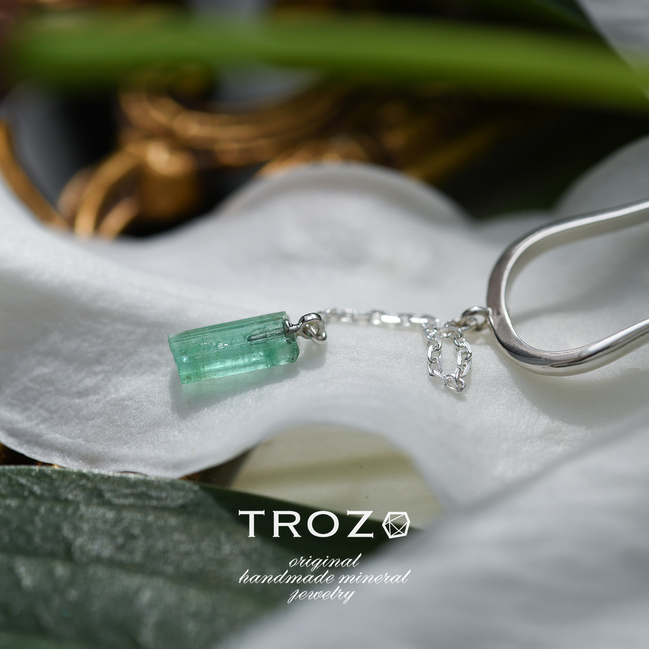 【025 Fairy Tale Collection】 エメラルド 鉱物原石 チェーンイヤーカフ 天然石 アクセサリー