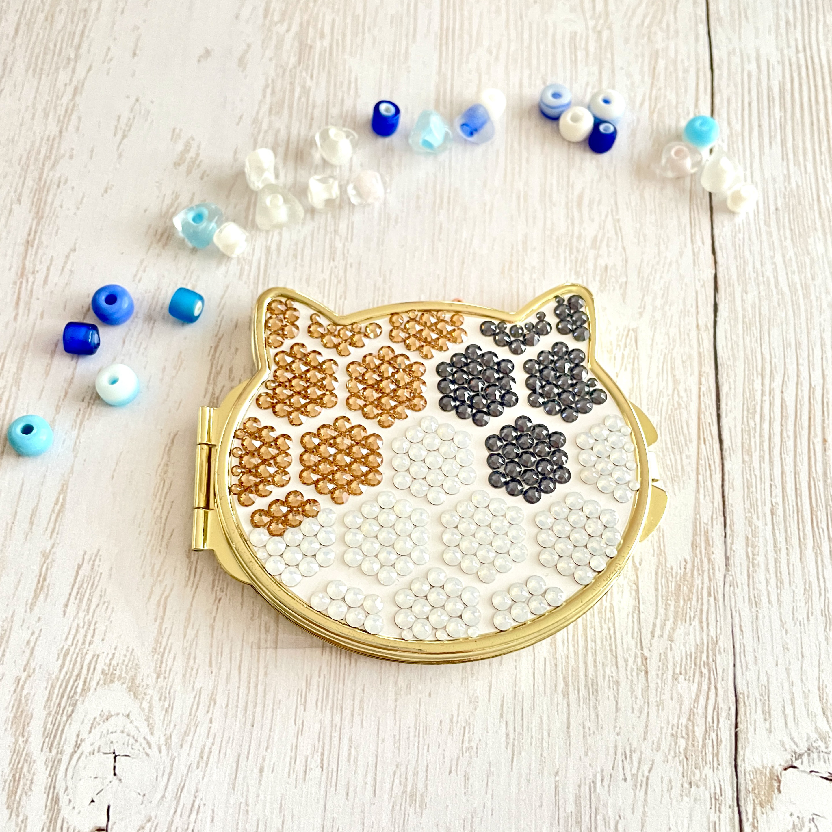 ◇ハニカムタイル◇Catミラー ゴールド「ミケ」●コンパクトミラー●【2面鏡】ねこ＊クリスタルガラス