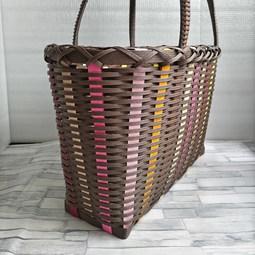 【海外インポート】カラフルな装飾のかごバッグ　ファスナー　りぼん　ブラウン 海外インポート】カラフルな装飾のかごバッグ ファスナー りぼん ブラウン