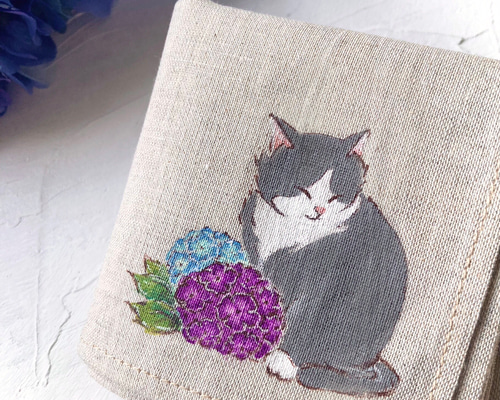 紫陽花のお好きな方に『紫陽花と猫』手描きコットンリネン小さめ
