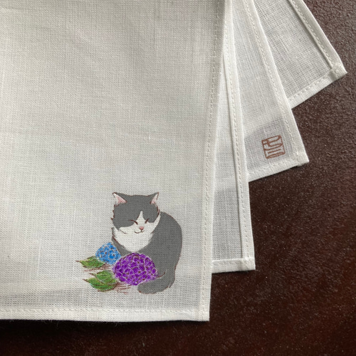 再販】特集掲載『紫陽花と猫』手描きコットンリネンハンカチオフ