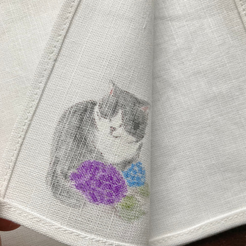再販】特集掲載『紫陽花と猫』手描きコットンリネンハンカチオフ
