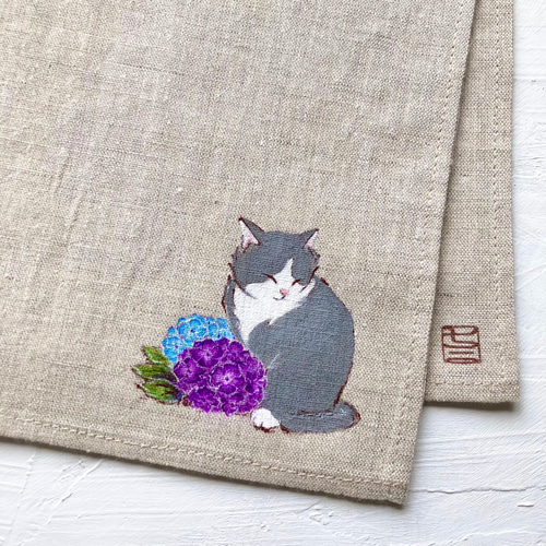 紫陽花のお好きな方に『紫陽花と猫』手描きコットンリネン小さめ