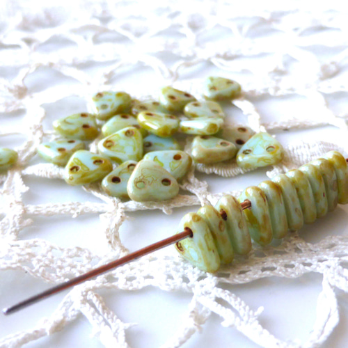 二つ穴 三角渋い緑 二つ穴 チェコビーズCzech Glass Beads30個 ビーズ