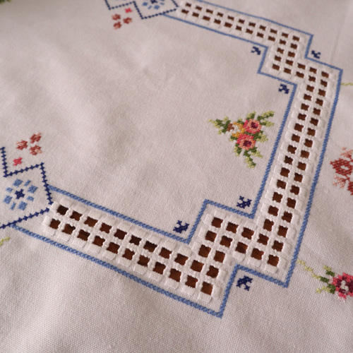 フランスの手仕事/細やかなお花のクロスステッチ手刺繍 テーブル