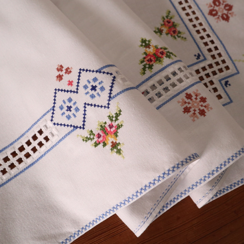 フランスの手仕事/細やかなお花のクロスステッチ手刺繍 テーブル