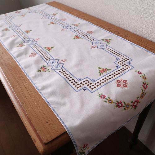フランスの手仕事/細やかなお花のクロスステッチ手刺繍 テーブル
