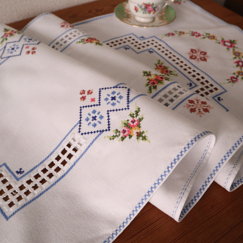 フランスの手仕事/細やかなお花のクロスステッチ手刺繍 テーブル