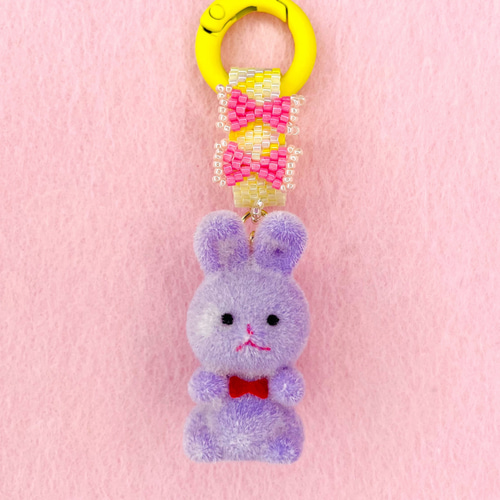 ホワホワフロッキーうさぎのキーホルダー【パープル×リボン