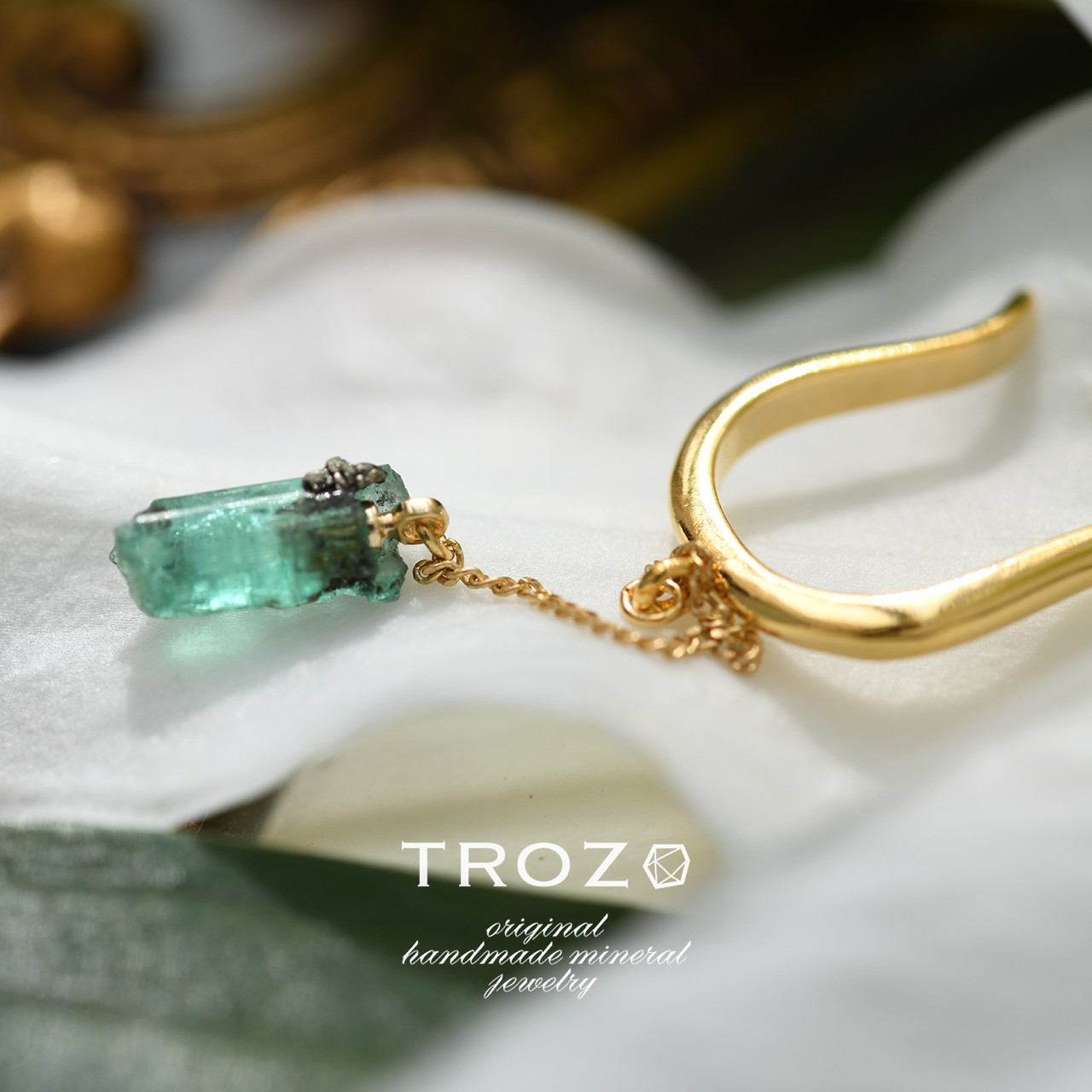 【026 Fairy Tale Collection】 エメラルド 鉱物原石 チェーンイヤーカフ 天然石 アクセサリー