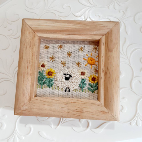 【BOXフレーム付き】羊毛絵画『たんぽぽ揺れる春の訪れ』ハンドメイド　羊毛刺繍 1〜3月のレッスン】 羊毛刺繍という技法で、春のフレーム飾りを