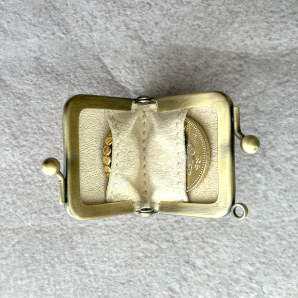 がま口 ジュエリーケース ミニ 革 栃木レザー アクセサリー  ちびがま口 浪曼派のがま口 イニシャル 7枚目の画像