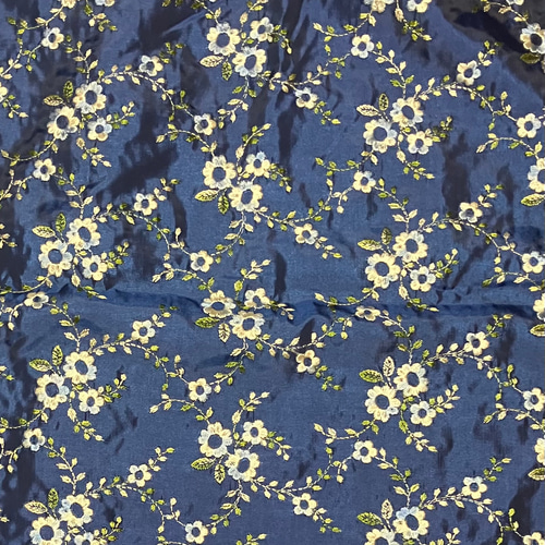 紺サテン生地に花柄刺繍 生地 風薫る 通販 17695728｜Creema(クリーマ)
