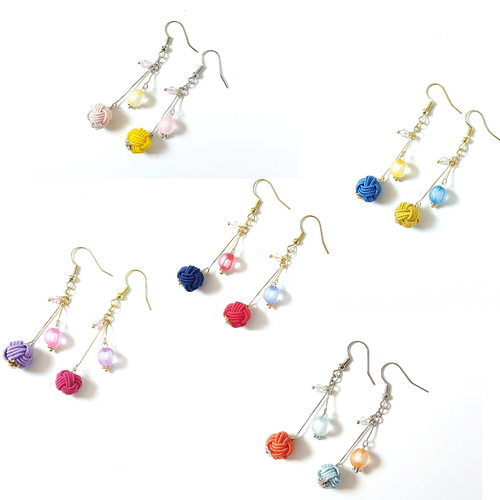 飴玉ビーズと水引（藍・赤）アシンメトリーのピアス イヤリング 和風