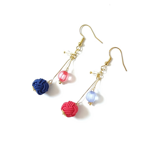 飴玉ビーズと水引（藍・赤）アシンメトリーのピアス イヤリング 和風