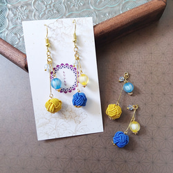 飴玉ビーズと水引（青・黄）アシンメトリーのピアス イヤリング 和風