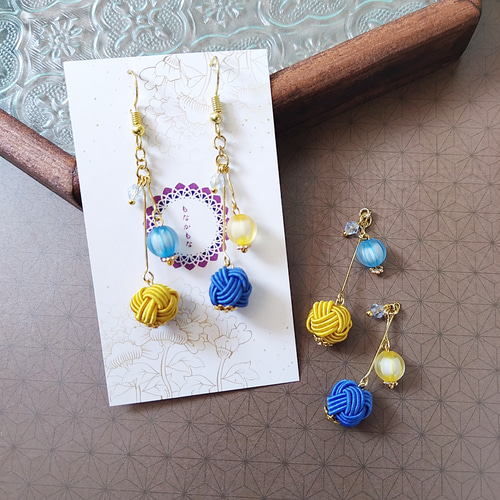 飴玉ビーズと水引（青・黄）アシンメトリーのピアス イヤリング 和風