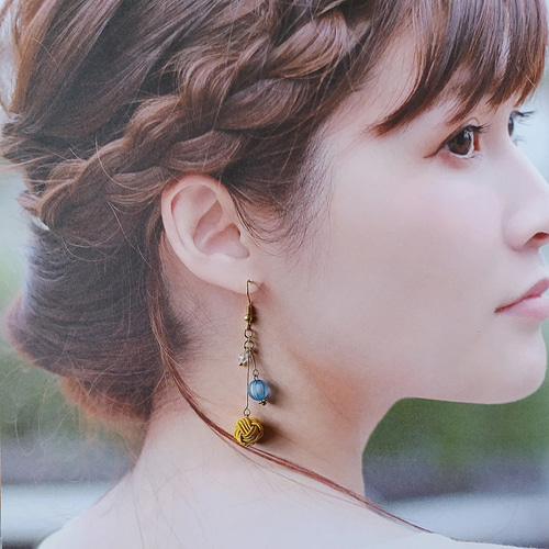 飴玉ビーズと水引（青・黄）アシンメトリーのピアス イヤリング 和風