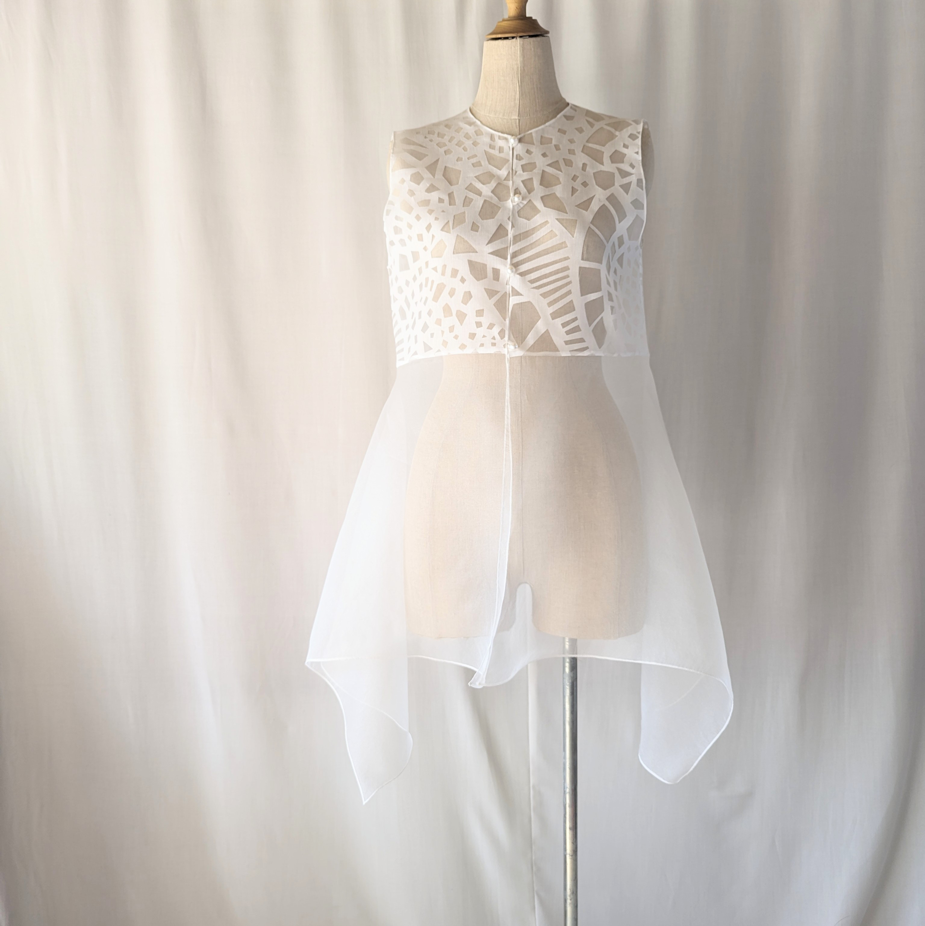 白い波のブラウスジレ