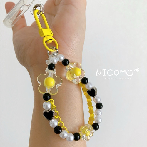 ハンドメイド໒꒱⋆イエロー×ブラック Beeカラー ビーズ ストラップ
