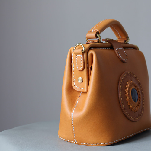 本革　ヌメ革　ハンドメイド　がま口　ポシェット　ショルダーバッグ ☆ハンドメイド ☆日本製☆本革☆ヌメ革・ 経年変化☆カブセ