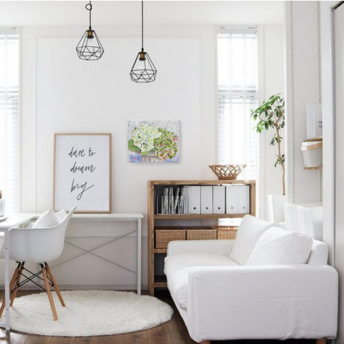 油彩白いキャンバスのある部屋