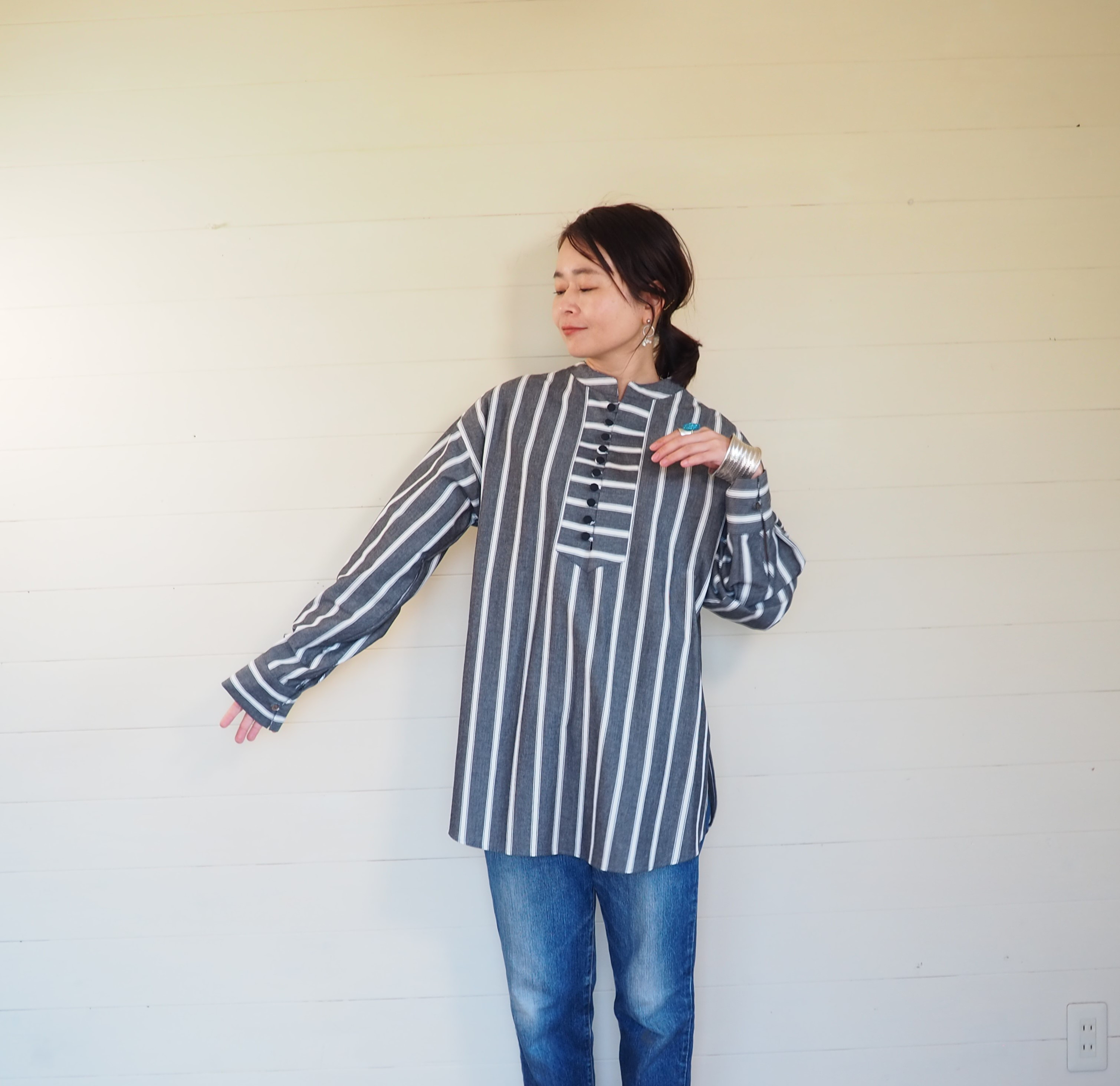 即納／コットン ストライプ ガーデンシャツ（グレー）– ゆったりドロップショルダー