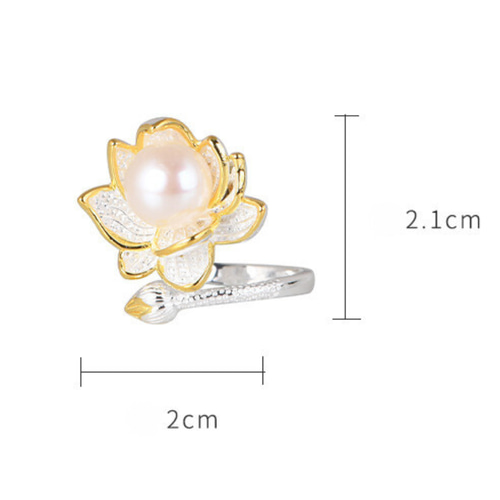 蓮の花のリング - 日常の装いに華やかさを添える　R365 蓮の花のリング - パールが華やかさを添え、装いを引き立てる
