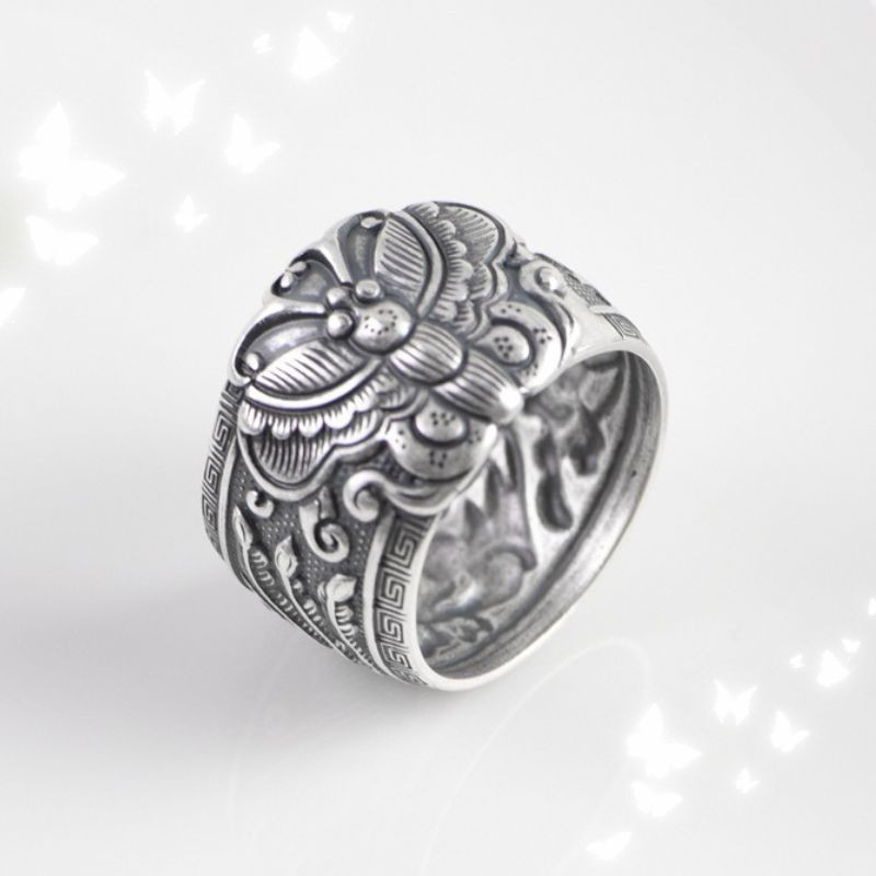 蝶々のリング - ビンテージ調の風合いが上品さを引き立てる R217