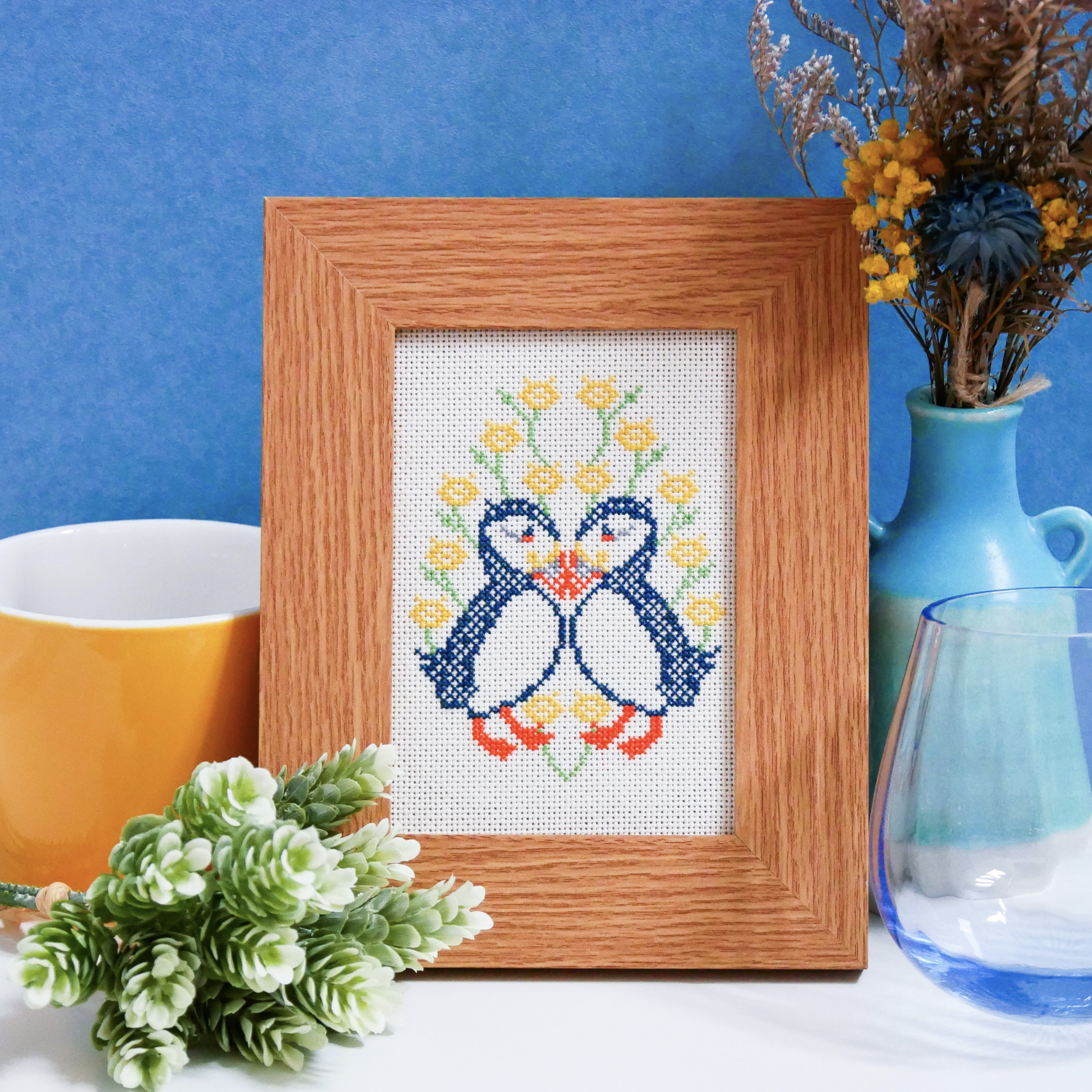 アイスランドパフィン 初夏の北欧刺繍フレーム【フレーム付き】 ファブリックパネル 刺繍パネル 写真立て 刺繍飾り 鳥