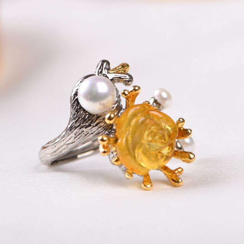 薔薇の花のリング - 琥珀が華やかさを添え、パールが上品さを引き立てる R218