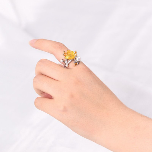 薔薇の花のリング - 琥珀が華やかさを添え、パールが上品さを 
