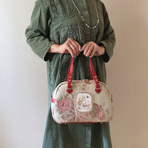 即納】愛らしいうさぎの絵柄でレトロな花柄ボストンバッグ ボストン