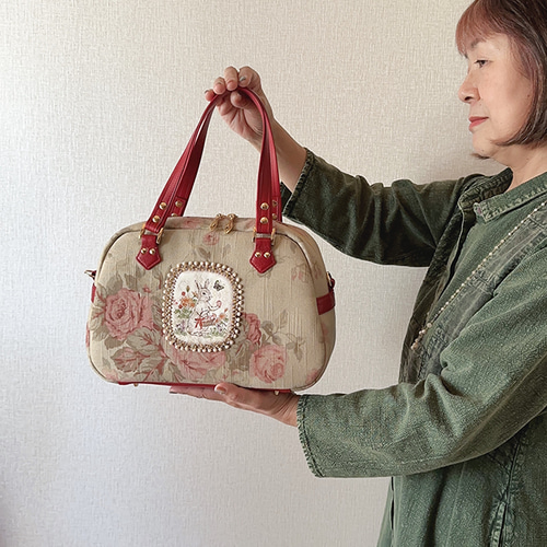 即納】愛らしいうさぎの絵柄でレトロな花柄ボストンバッグ ボストン