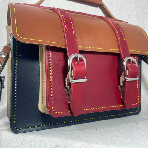 茶・赤・黒のサッチェルバッグ コンパクトなショルダーバッグ  