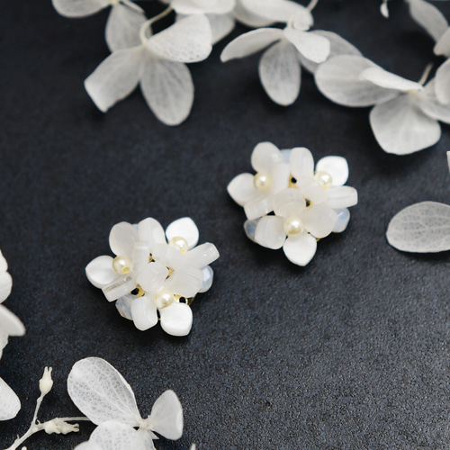 ピアス】ガクアジサイ（額紫陽花） ホワイト ピアス（スタッド・一粒 