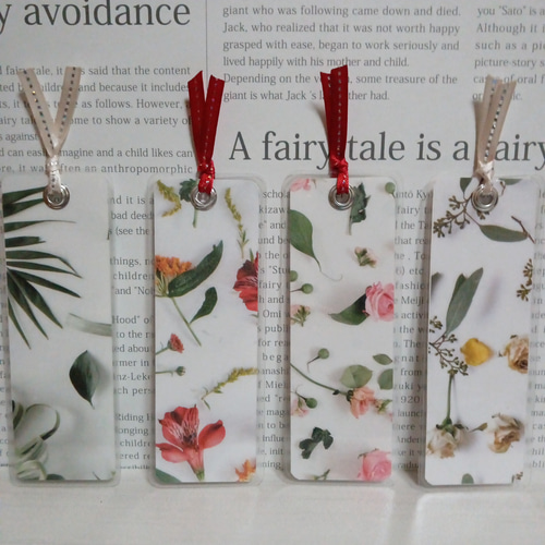 しおり　ブックマーカー❁ストロベリーフィースト　リバティプリント使用ハンドメイド しおり ブックマーカー❁ストロベリーフィースト リバティ