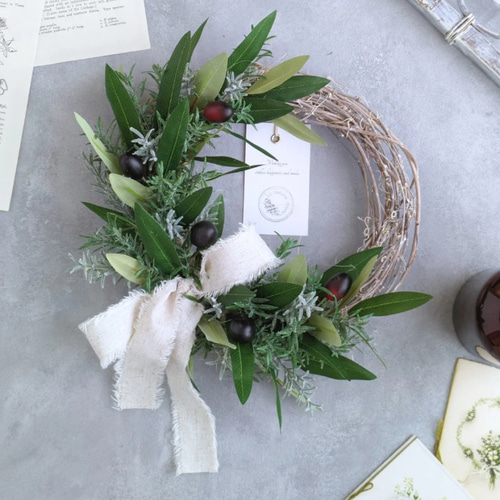 冬の装いに…オリーブとローズマリーのグリーンリース｜人気のグリーン