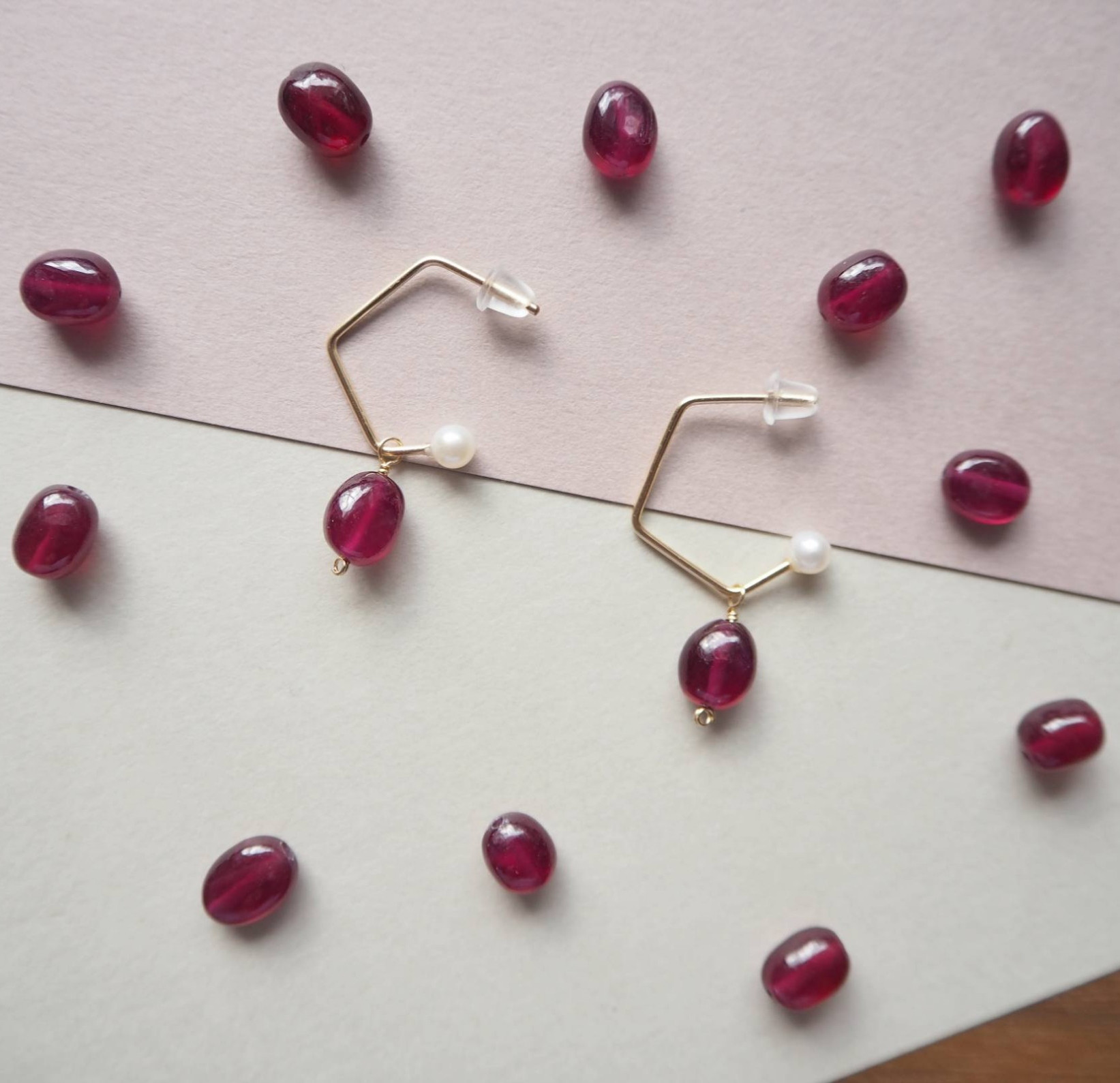 14Kgf×ルビーの変形スクエアピアス