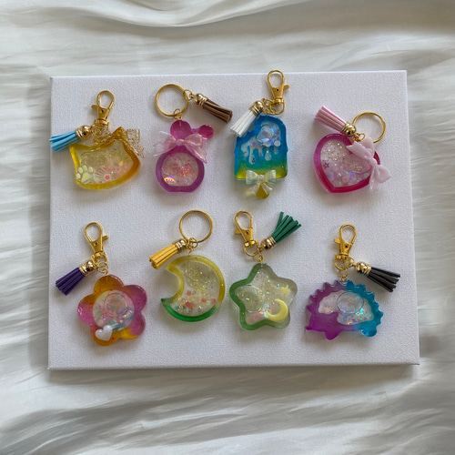 レジン✨キーホルダー　8点 いちご♡レジンイニシャルキーホルダー 丸文字タイプ