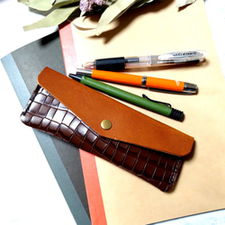 クロコダイル型押し革とヌメ革のコンビネーションペンケース ペン