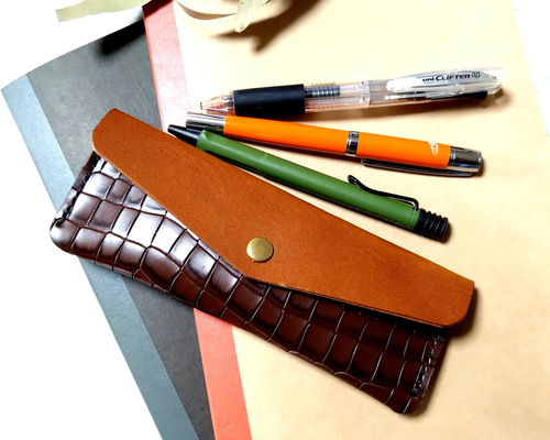 クロコダイル型押し革とヌメ革のコンビネーションペンケース ペン