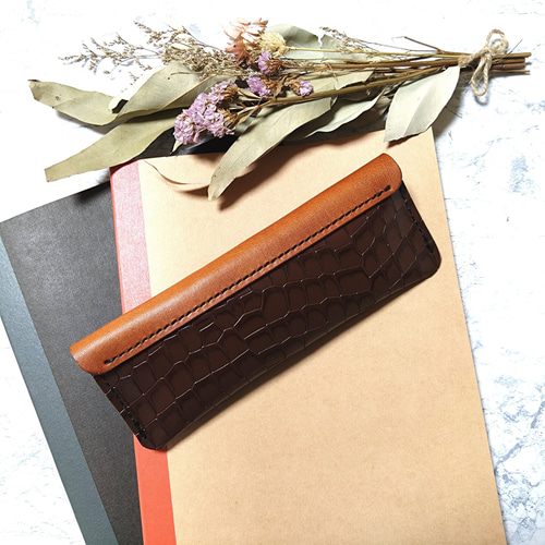 クロコダイル型押し革とヌメ革のコンビネーションペンケース ペン