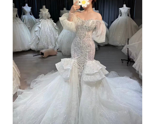 フリルが華やかなマーメイドドレス　結婚式　披露宴　マーメイド　ウェディング フリルが豪華なマーメイドドレス。艶のある生地と豪華なフリルが