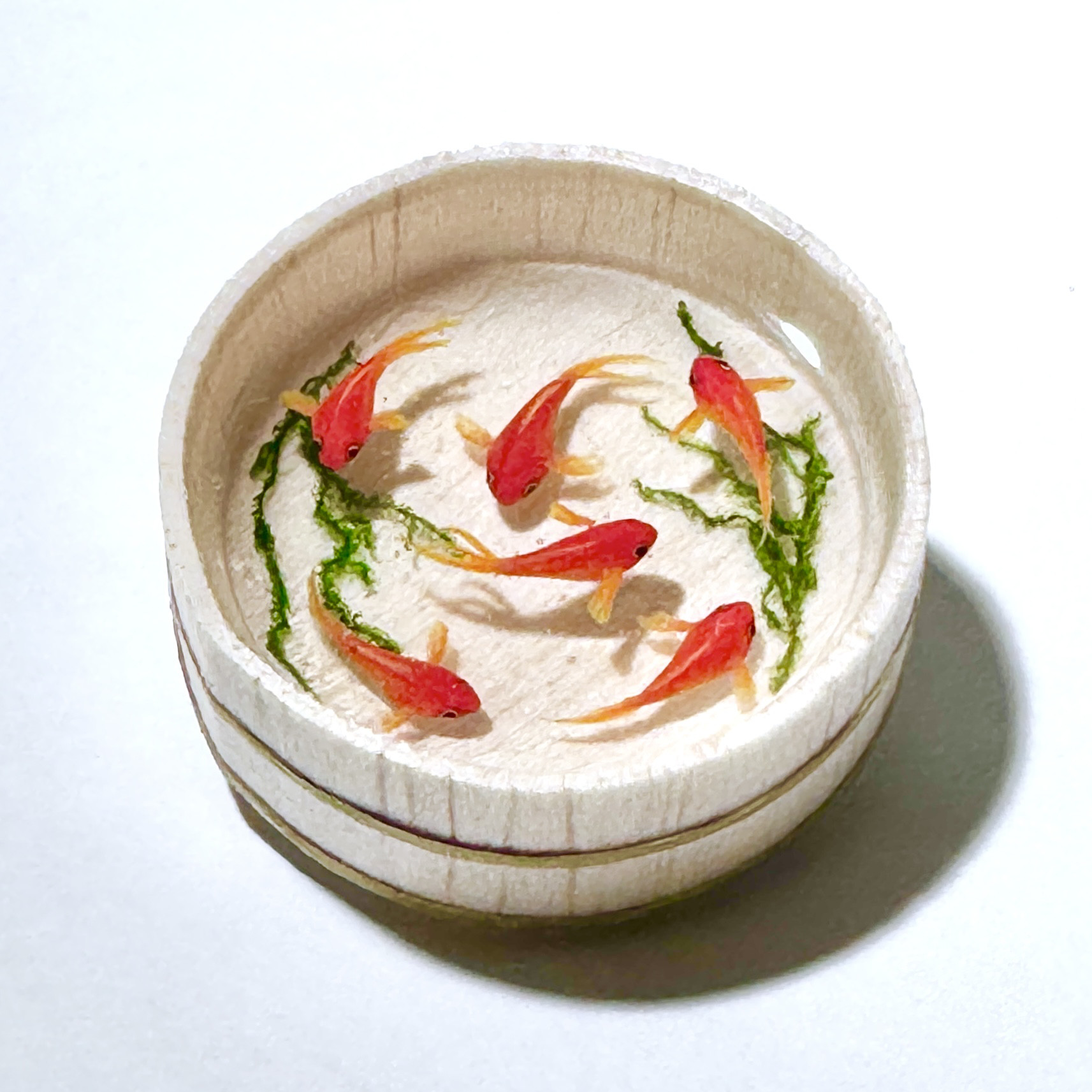 木桶で泳ぐ金魚　ブローチ 9,360円