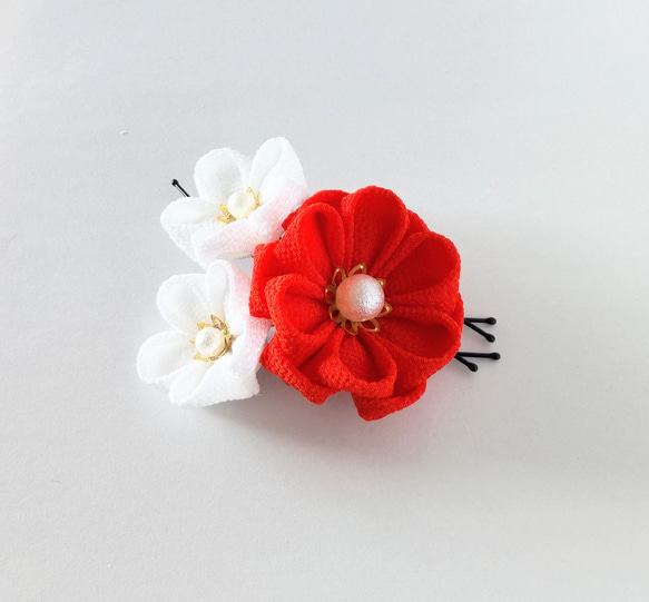 Uピン３本セット 朱赤×白丸花＊つまみ細工＊髪飾り/七五三/成人式/卒業式/和装/着物/袴/花びら5枚 1枚目の画像